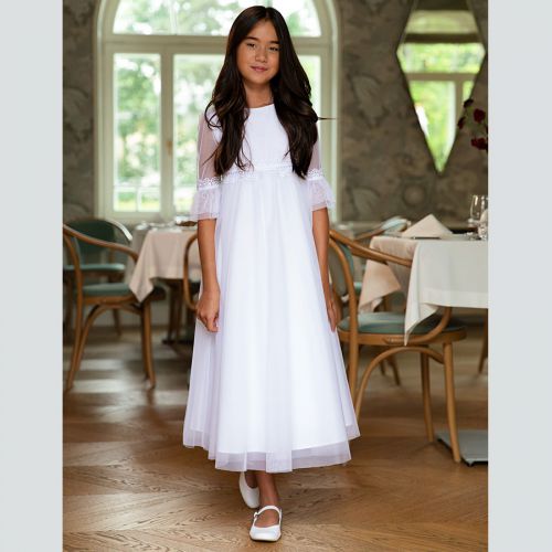 Długa, biała sukienka komunijna z rękawem 3/4 ozdobionym gipiurą