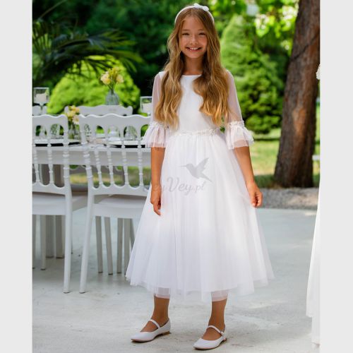 Elegancka, biała sukienka komunijna, ozdobiona gipiurą
