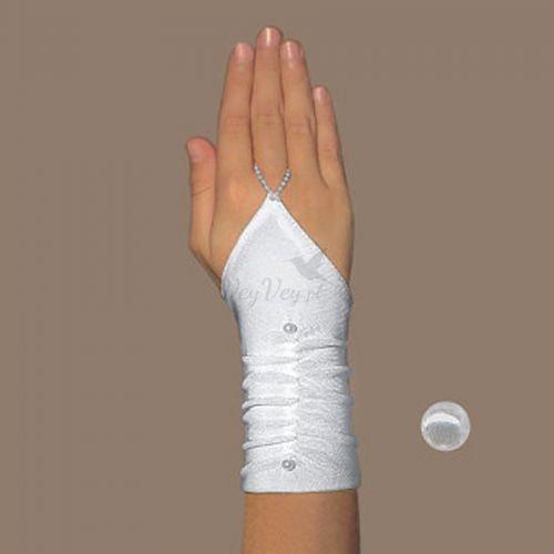 Rękawiczki komunijne krótkie, nakładane na środkowy palec.