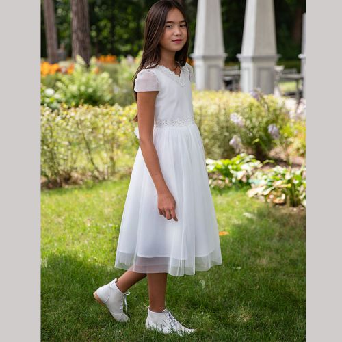Biała, bezpretensjonalna sukienka komunijna z krótkimi rękawami