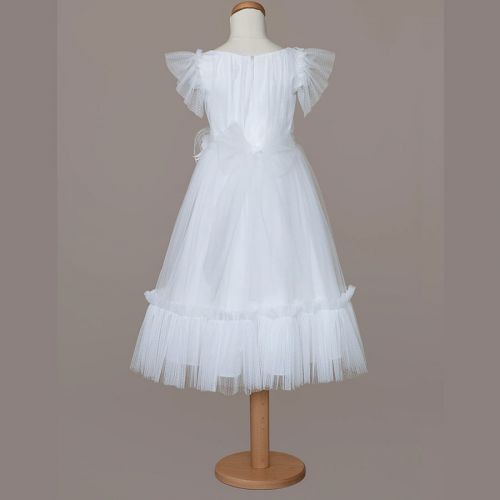 Biała sukienka komunijna z tiulu, ozdobiona w talii efektownym kwiatem