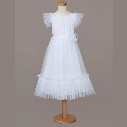 Biała sukienka komunijna z tiulu, ozdobiona w talii efektownym kwiatem