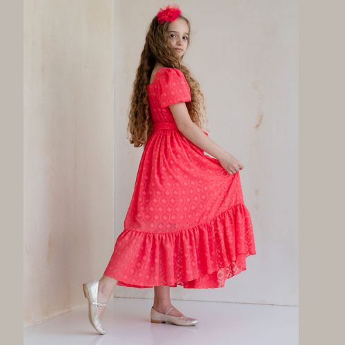 Zwiewna, długa sukienka dziewczęca w kolorze malinowym