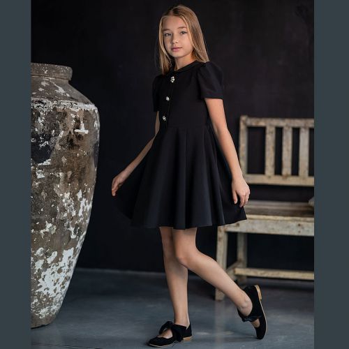 Czarna sukienka z ozdobnymi guzikami, kloszowa